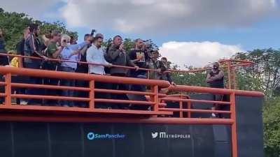 “Não existe nada comprovado cientificamente contra o vírus”, diz Jair Bolsonaro. Ele sugeriu que pessoas com comorbidades e idosos, que já podem se vacinar, fiquem em casa esperando “algo concreto”.