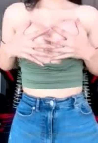 Se le alcanza a ver pezon 🤤🔥