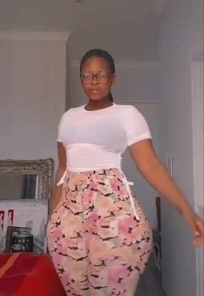 SMALL WAIST, PHAT ASS 😍👅🤤