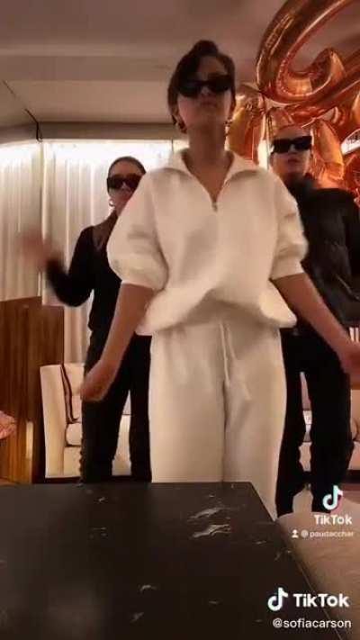 Selena Gomez - Jiggle Jiggle