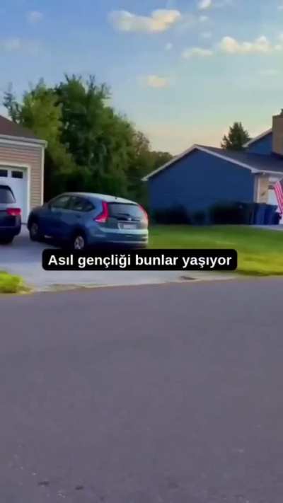 Bizim bunlardan farkımız ne amk bok gibi hayat yaşıyoruz
