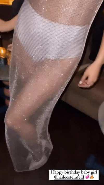 Hailee Steinfeld in this dress is an addiction