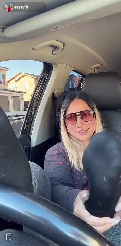Jassyfit takes off her shoes and socks in the car
