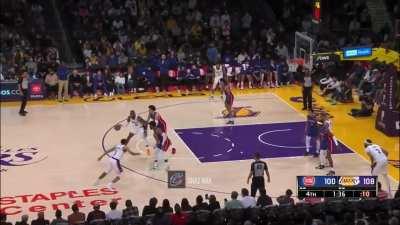 [Highlight] Lebron James with the pinpoint pass