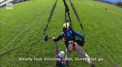 Pilot forgets to hook tourist to handglider, he hangs on for life