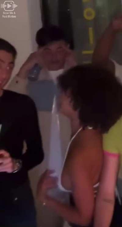 Ptnn les big boobs qu’elle a