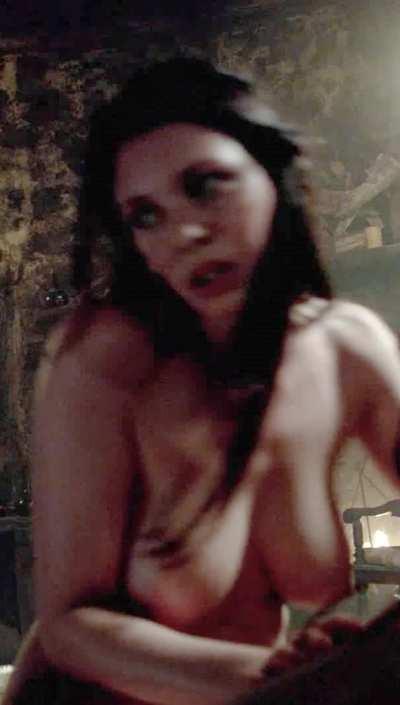 Jessica Parker Kennedy and Lise Slabber in Black Sails