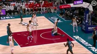 [Highlight] Cade posterizes Okongwu with no call to cap off a 35 point night