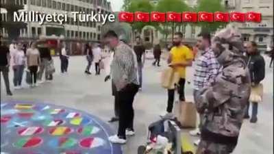 Olayı bilmeyenler için Bayrakları yere çizen bir adamı Almanya'da milletin içinde bağıra bağıra linçleyen milliyetçi abimiz
