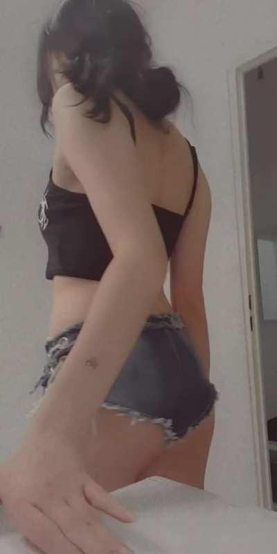 I am 4‘10 smash or pass?🥺🥺 (OC) 18y german