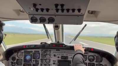 POV: Aterrizaje de emergencia de una aeronave sin tren delantero en el aeropuerto de Salta