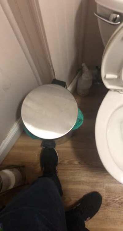 This garbage can doesn’t have weights on the bottom and has a stiff pedal