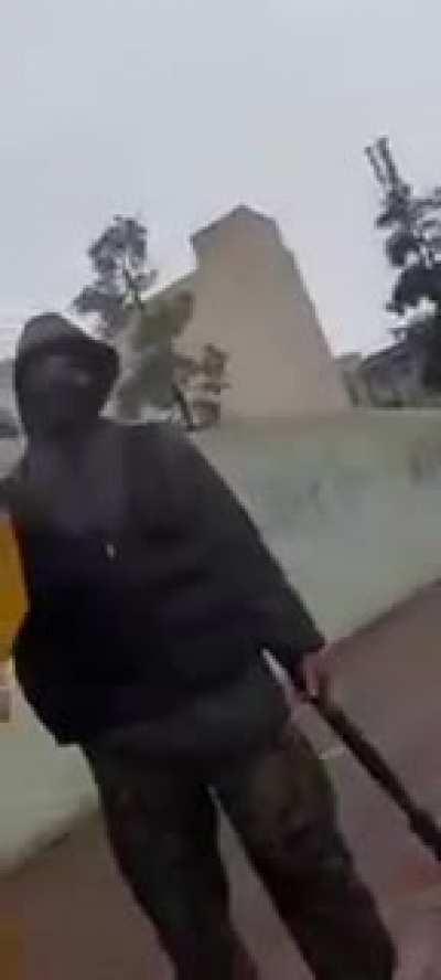 Iranian lioness confronts regime goons on standby to crack down on protesters 