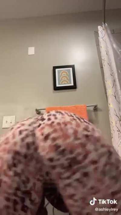 Ashley Rey blessing us with another twerking videos