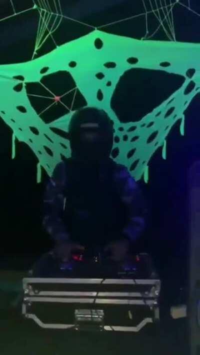 Polícia para festa clandestina e DJ PM assume as pickups enquanto detidos são revistados