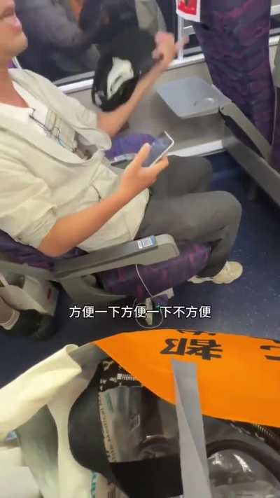 高铁上，男子霸座理由是他要充电，女子说你的手机可以在这儿充电但座位得让出来，男子依然不肯，还怼女子是一根筋。