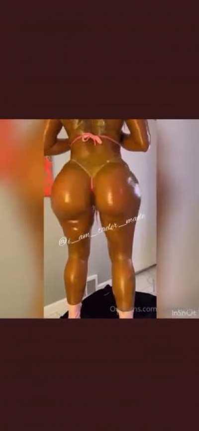 Oiled ass clappin👏 👏