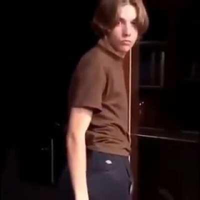 Queenvelyn when she's left alone with boring ass Heterosuo in the recording booth because the rest of the KDA girlies are off picking up post recording cocktails.