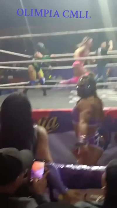 Reyna Isis kicks Lluvia