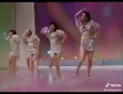 Pra quem acha que só tem k pop na Coreia. Me pergunto se elas sabem a letra da música ;-;