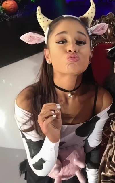 Ariana Grande is ready to Milk 🐄💦