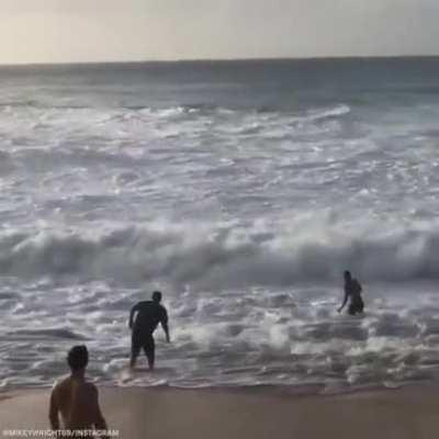 Australian surfer Mikey Wright running into the sea to save a struggling swimmer in Hawaii!