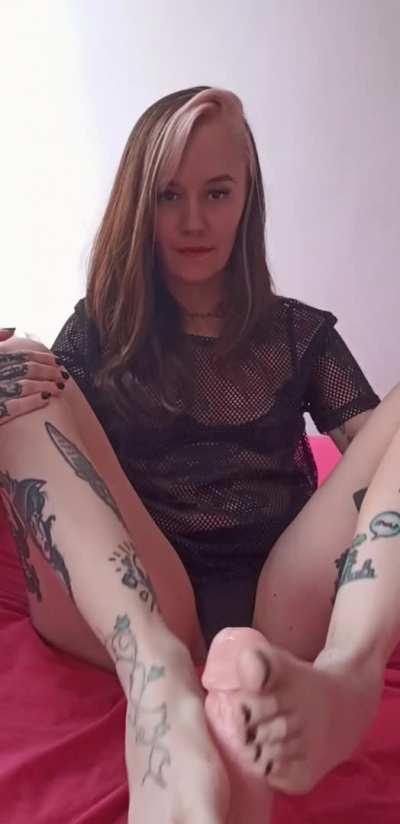 Who wants to feel my softy feet? 👣