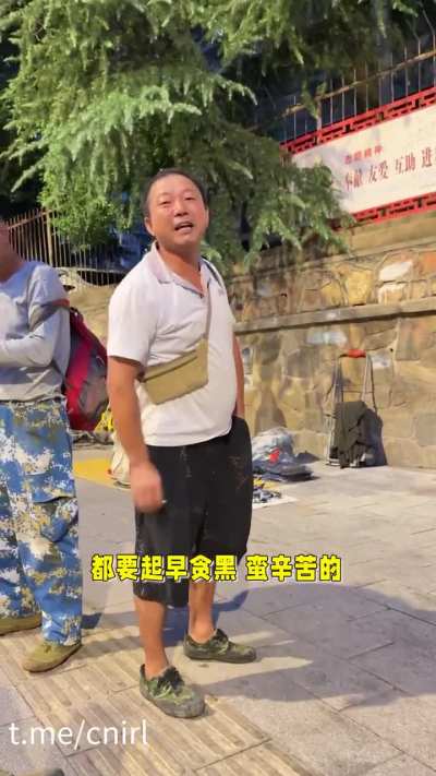 10月16日凌晨4点，武汉一座天桥下，聚集着一群五六十岁的农民工，他们在寒夜中等待被雇佣。每个人都说自己“59岁”，因为一旦过了60岁，就没人再愿意要了。