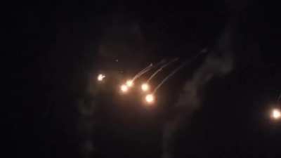 USAF/Venezuelan fighter jet flying over Carcas and deploying countermeasures