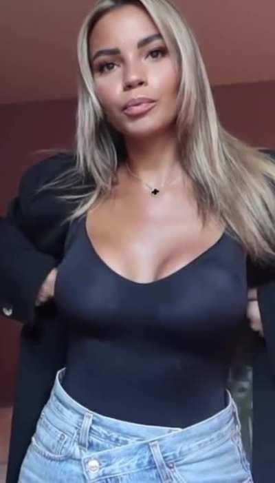 Monica Geuze draagt ook echt nooit een bh