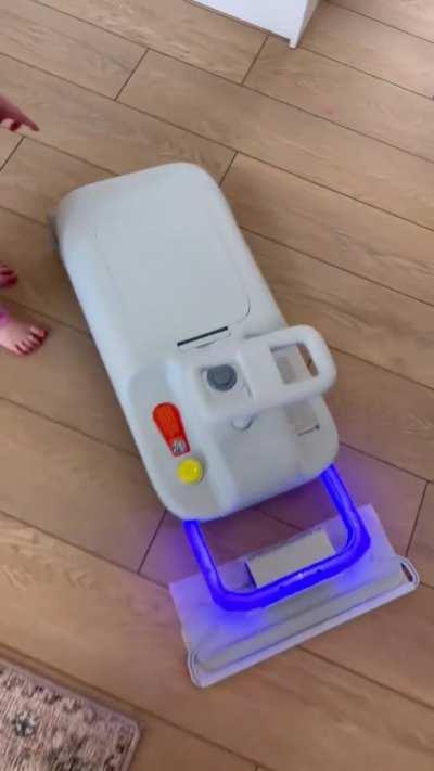 На маркетплейсах обнаружили пылесос-карт. На нем могут кататься дети или взрослые до 54 кг. И подрифтил, и прибрался.