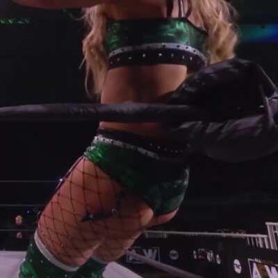 Tay Conti's fat ass flopping around the ring as she loses yet again
