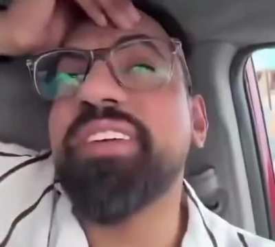 واحد يعلم اخته السواقه 😂