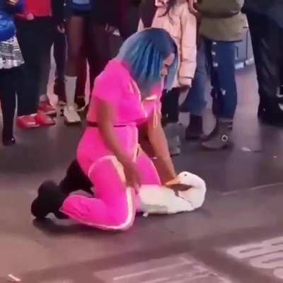 N sei oq esta acontecendo mas eu ja chegava na voadora!