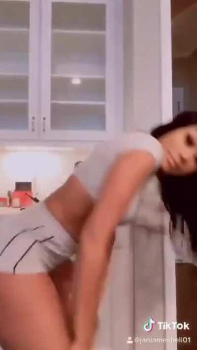 On life she can get EVERY inch 😂