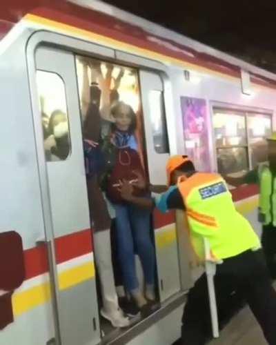 Oshiya (train passenger pushers), Indonesia edition