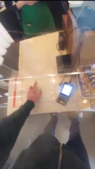 Antimasker harassing Starbucks employee and refusing to pay by contactless