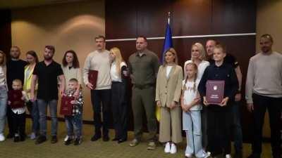 Incredibly strong and touching video of the meeting of the liberated Azovs with their families. There are no words to comment on it. You should just watch it.