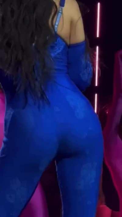 Dua Lipa's ass is so fucking good