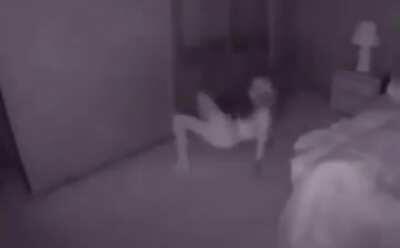 Então é por isso que do lado da minha cama sempre faz um barulho 🤔