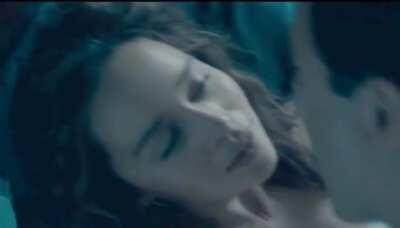 Imagine Emilia Clarke looking at this and moaning 