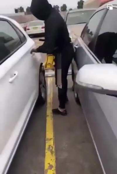 to steal a catalytic converter during broad daylight