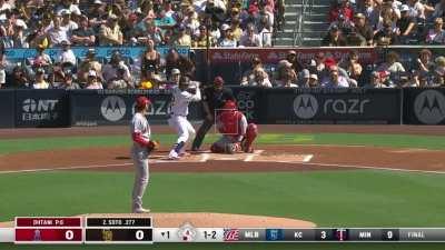 [Highlight] [Highlight] Ohtani wins the first battle as he strikes out Juan Soto with a beautiful shuffling curveball