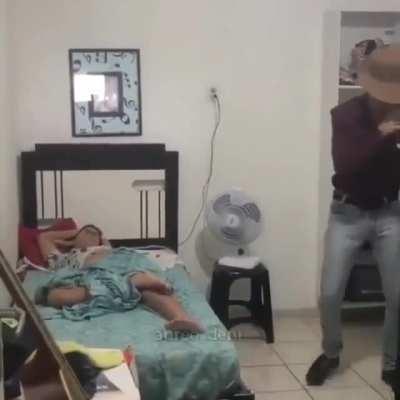 Acordando o nerdola que ficou a madrugada assistindo um macaco jogando lol