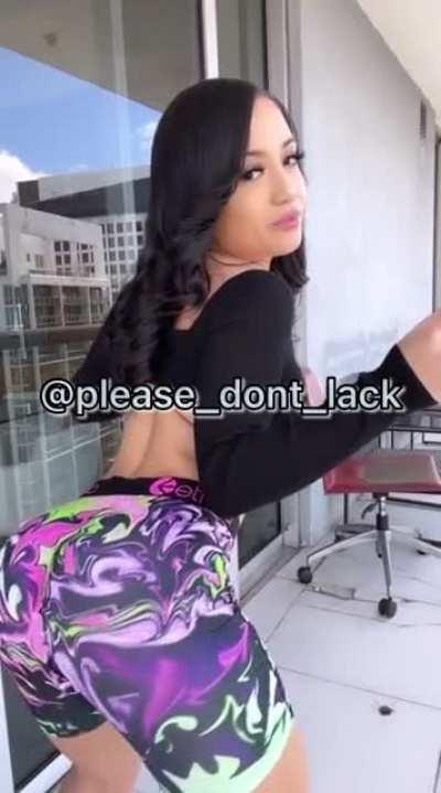 Rella smooch shaking it