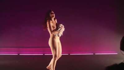 [Naked On Stage] Brazilian Actress Strips Nude on Stage