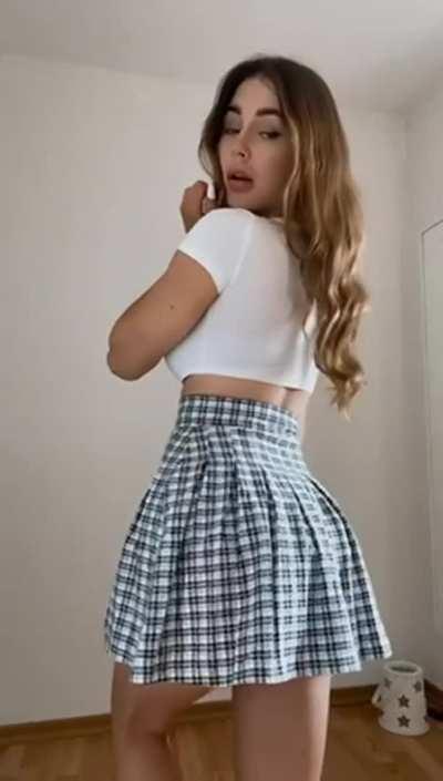 I've always been embarrassed about how small my ass is, can somebody can help to love myself? (OC) (F)