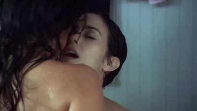 Sarah shahi HOT LESBIAN SEX