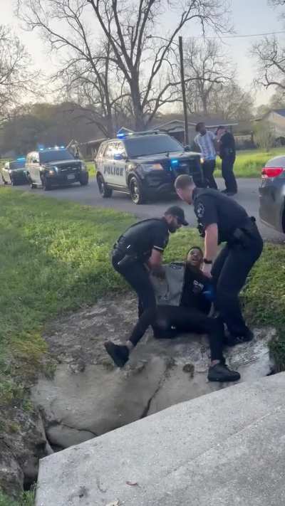 Lafayette, La police beat handcuffed man in the back of a police car.