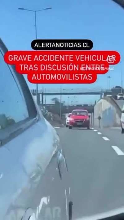 Conductor fue directo a colisionar a otro auto para sacarlo de la vía en Viña del Mar
